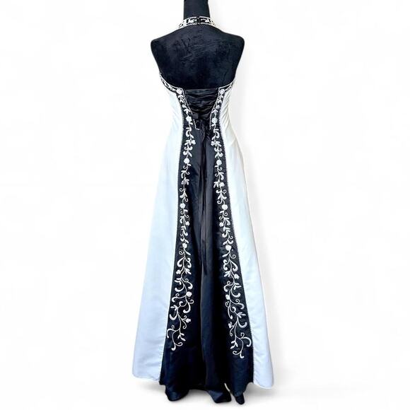Masquerade Black & White Embroidered Halter Corset-Back Gown Sz 7/8 - Picture 1 of 8